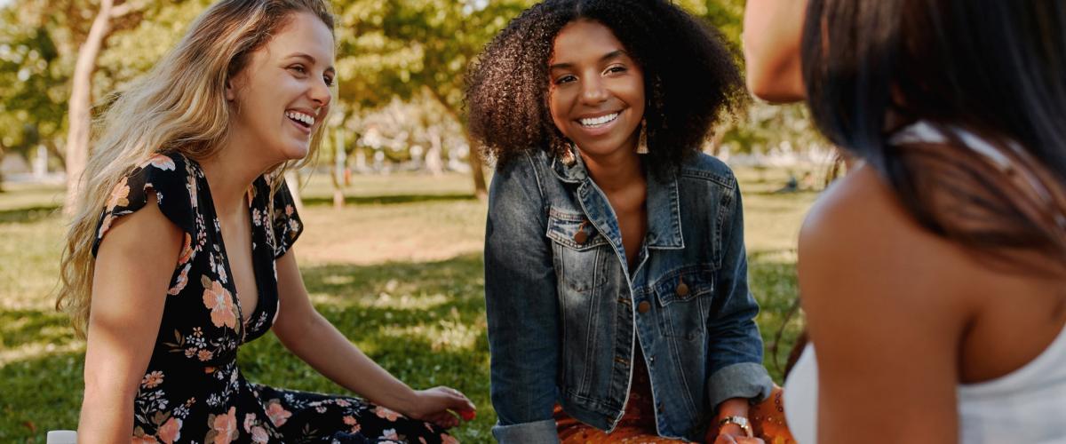 outdoors-picnic-girls.jpg